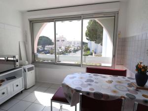 Studio cabine climatisé proche plage avec parking privé, piscines et jardins denfants - FR-1-307-258