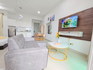 Comfy Cybersquare Ensuite with Skyline View #CS9