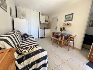 Appartements Charmant 2P avec jardin, piscine, parking et navettes gratuites - Cavalaire-sur-Mer - FR-1-226B-196 : photos des chambres