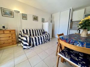 Appartements Charmant 2P avec jardin, piscine, parking et navettes gratuites - Cavalaire-sur-Mer - FR-1-226B-196 : photos des chambres