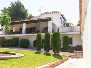 Villa de lujo en Moraira con piscina privada, cerca de la playa y servicios - HISP-216-220