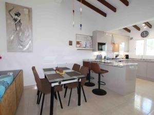 Casa de vacaciones en Moraira: 2 hab, piscina, cerca de playa y deportes - HISP-216-228