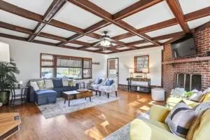 Charming renovated 4B Ranch - 马布勒顿