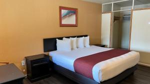 King Room room in Black Canyon Motel