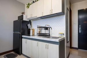 Azure Haven - Near Airport - Hot Shower - Cozy with Balcony 16th Flr unit 1623 bldg 102