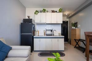 Azure Haven - Near Airport - Hot Shower - Cozy with Balcony 16th Flr unit 1623 bldg 102