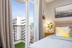 Azure Haven - Near Airport - Hot Shower - Cozy with Balcony 16th Flr unit 1623 bldg 102