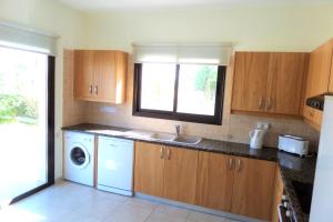 Modern 3 bedroom villa, pool and close to golf course