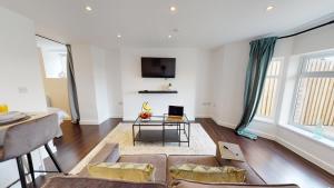 Stylish Apartment w Private Garden - Dog Friendly