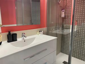 Piso muy moderno para 4 personas y una cuna a 7 min caminando a la playa, con aire, balcón con vistas y 2 piscinas