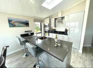 *Luxury holiday home with hot tub close to beach*