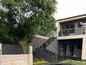 Luxury apt walk to Melrose Arch (3)