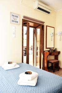 Kostas House, old Venetian Harbor Chania