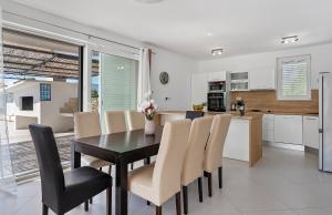 Modern apartment with private pool near Split