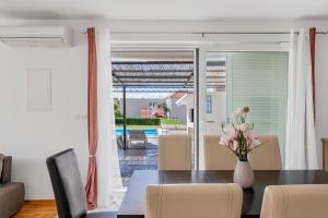 3 bedroom apartment with private pool