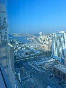 fantastic city & Seaview Master bedroom in 3bedroom apartment - Ξενώνες, Αϊμάν