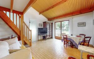Maisons de vacances Nice Home In Saint-georges-de-didon With Kitchen : photos des chambres