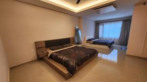 AY Homestay Midtown Falim