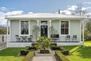 Historic Charm in Greytown - Cosy Kowhai Cottage - Featherston