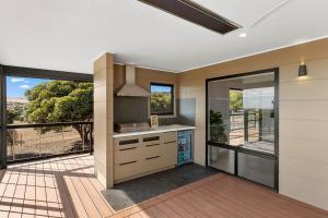 The Lux Country Retreat - large swimming pool - immaculate views and stylish comfort!