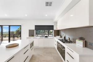 The Lux Country Retreat - large swimming pool - immaculate views and stylish comfort!