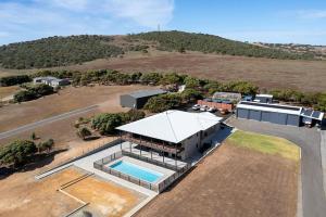 The Lux Country Retreat - large swimming pool - immaculate views and stylish comfort!