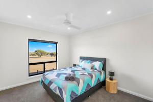 The Lux Country Retreat - large swimming pool - immaculate views and stylish comfort!