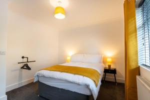 3-Bedroom home - TV in every room - Free parking - ideally located in Swansea