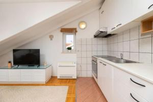 Apartment Olive with wonderful sea view - 500 m from beach