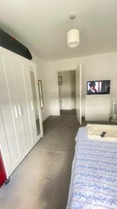 Nice room on the friendly flat