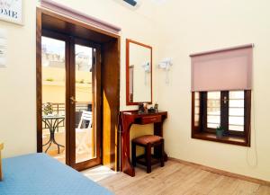 Kostas House, old Venetian Harbor Chania