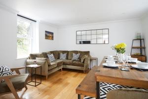 Four-Bedroom Apartment with Balcony and Spa Bath room in Shanklin Villa Apartments