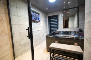 Elegant 1Bedroom Flat with Jacuzzi in a Prime Location