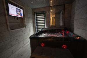 Sizzling London Studio with Jacuzzi & Private Bath