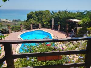 Giallonardomare-Villa con piscina