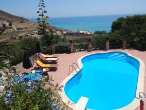 Giallonardomare-Villa con piscina