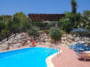 Giallonardomare-Villa con piscina