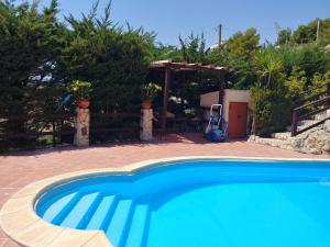 Giallonardomare-Villa con piscina