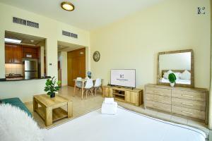 Luxury Escapes - Tranquil Retreat - Studio Apts near Metro and Mall - Discovery Gardens - SHAR & MCL - 4-star hotels in Dubai