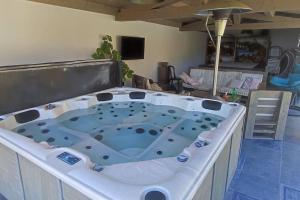 Villa piscine et jacuzzi la madonnette