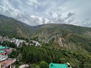 Vella Marina Pine view -Free Parking-cricket stadium 5 km-Mcleodganj 8 km- Bhagsunag