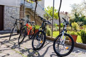 Apartment Tesic close to the sea with shared 4xbicycles