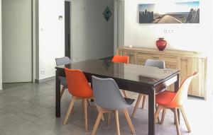 Maisons de vacances Nice Home In Vaux-sur-mer With Kitchen : photos des chambres