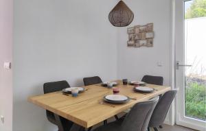2 Bedroom Gorgeous Home In Heinkenszand