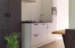 2 Bedroom Gorgeous Home In Heinkenszand