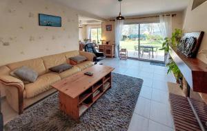 Maisons de vacances Cozy Home In Locquenole With Kitchen : photos des chambres