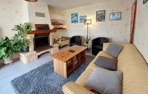 Maisons de vacances Cozy Home In Locquenole With Kitchen : photos des chambres
