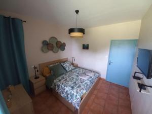Maisons de vacances Au detour du Puy Maison avec piscine interieure a 15 mn Puy du Fou : photos des chambres