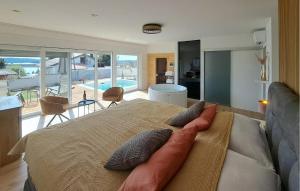 Stunning Home In Pomer With Kitchen