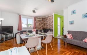 Lovely Apartment In Cizici With Wifi 